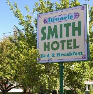 Smith Hotel Sign